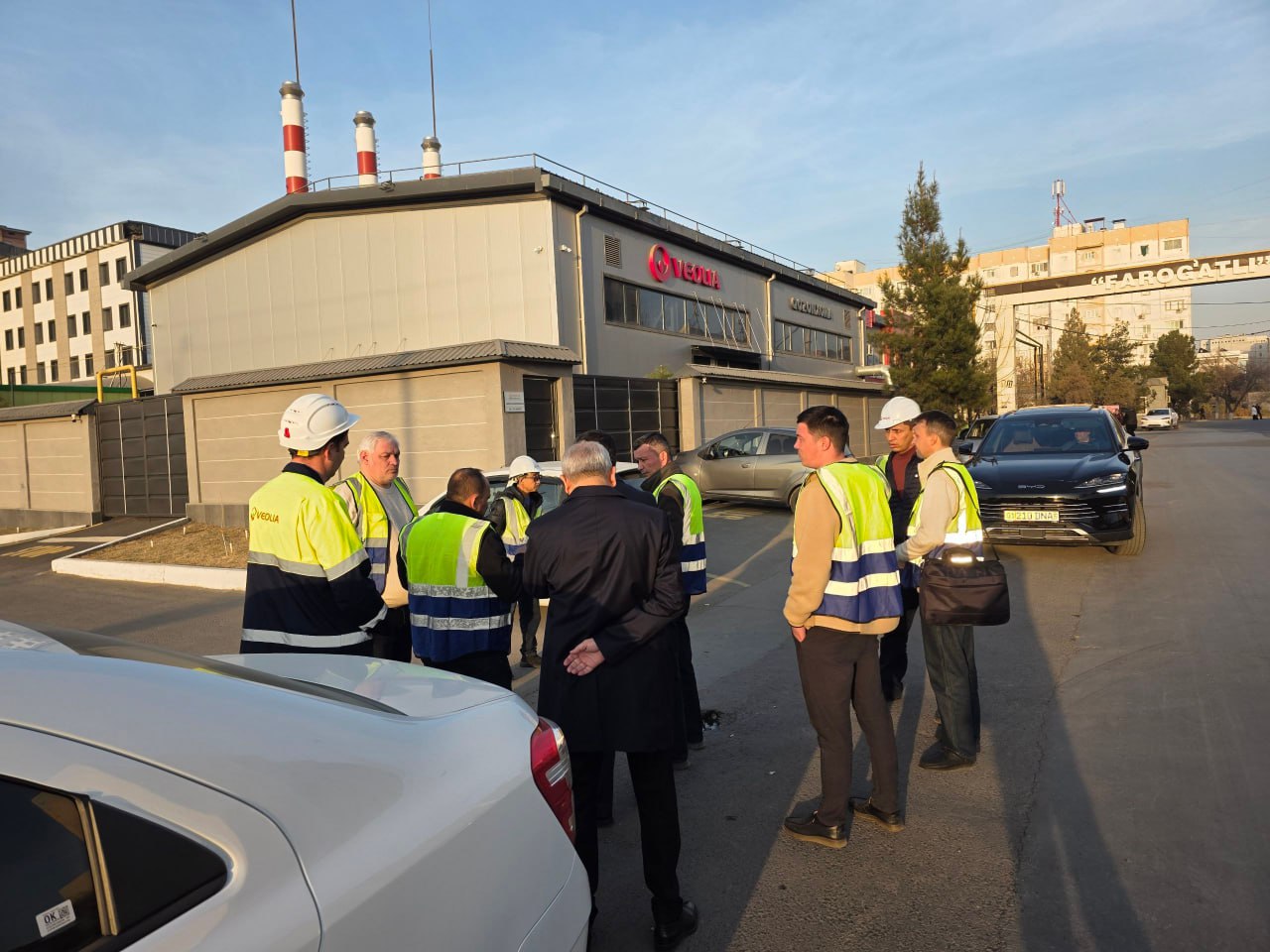 "Issiqlikta’minoti" AJ boshqaruvi raisi o‘rinbosarlari Alijon Hikmatov hamda Alisher Yuldashevlar Toshkent shahrining Sergeli tumani “Farog‘otli” MFY hududida yangidan qurib foydalanishga topshirilgan lokal qozonxona ish faoliyati bilan tanishdi.