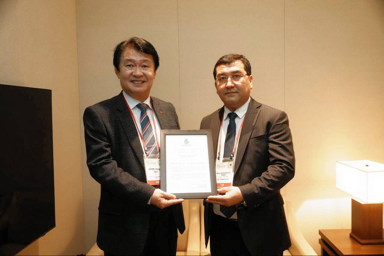 “Issiqlikta’minoti” AJ boshqaruv raisi Ilhom To‘rayev Koreya markaziy issiqlik ta’minoti korporatsiyasi (KDHC) bosh direktori Jeong Yong Ki bilan uchrashuv o‘tkazdi va tomonlar minnatdorlik xatlarini almashdi.