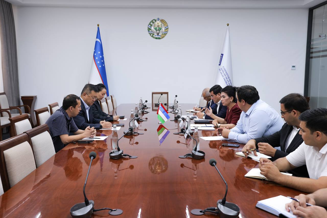 Bugun Qurilish va uy-joy kommunal xo‘jaligi vazirligida vazir o‘rinbosari Ozoda Jo‘rayeva, “Issiqlikta’minoti” AJ boshqaruvi raisi Ilhom To‘rayev Xitoy sanoat energiyasini tejash va yashil energiya ishlab chiqarish uyushmasi vakillarini qabul qildi